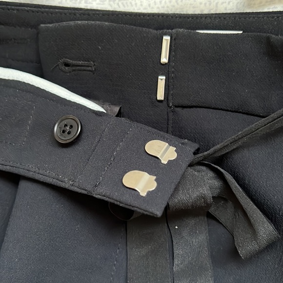 Aritzia- Wilfred Black shorts w/pockets, Hooke/eye & ribbon front tie, size 4 - Picture 6 of 6